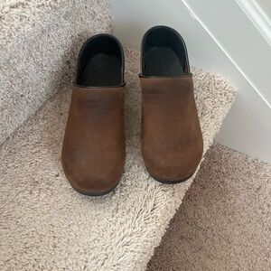 Chocolate brown danskos